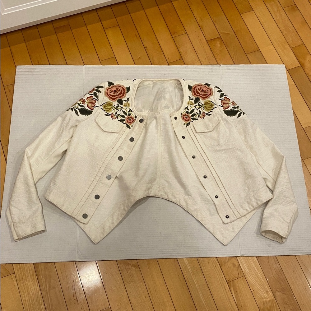 BCBG MAX Azria
Off-White long sleeved floral Embroidered Jacket Size X-Small - Picture 11 of 17